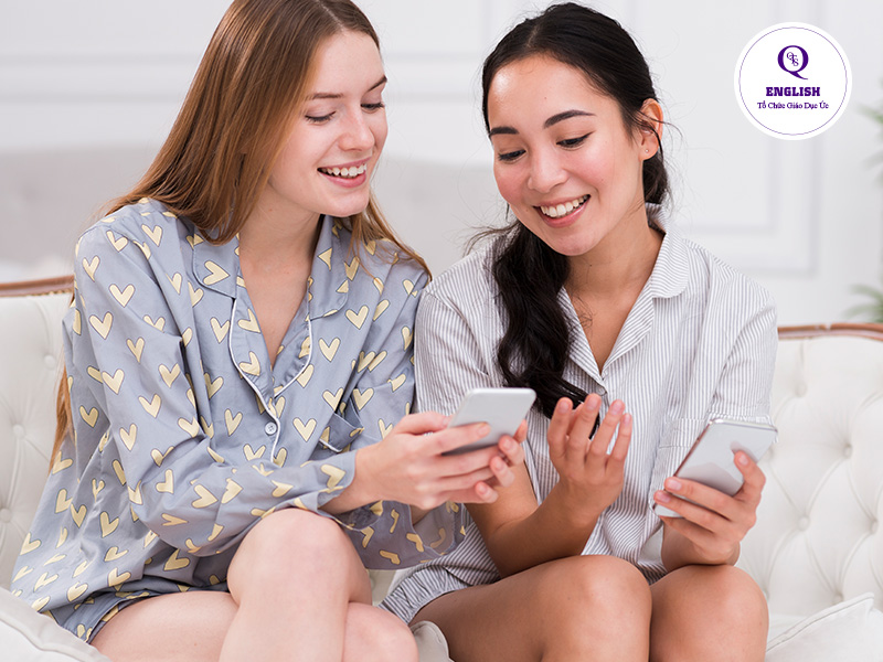Nên có thái độ tự nhiên và chân thành khi giao tiếp với người nước ngoài