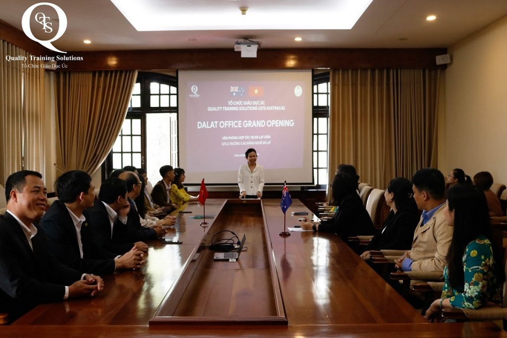 buoi-hop-voi-cac-dai-dien-tham-du-le-khai-truong