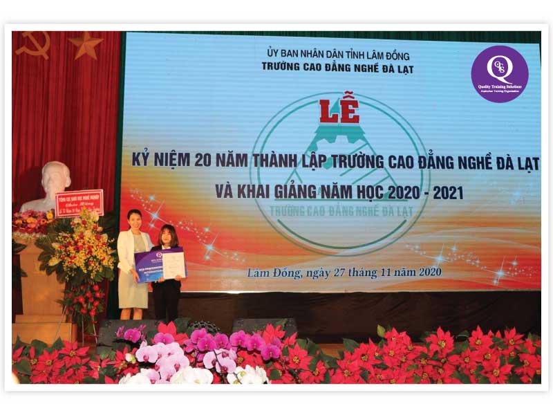 Bà Tracy Trần trao suất Học Bổng Giáo Sư Úc trị giá 12.000.000 VNĐ cho em Nguyễn Tường Vi