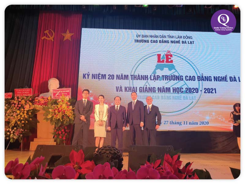 Đội ngũ lãnh đạo cấp cao các ban ngành tại sự kiện: (từ trái qua) Đại diện Tổng lãnh sự quán Nhật Bản, Bà Tracy Trang Trần – Tổng Trưởng Đại diện Tổ chức Giáo dục QTS Australia, Ông Trần Thanh Hoài – Phó Giám đốc Sở Ngoại Vụ tỉnh Lâm Đồng, Đại diện Quỹ học bổng Dariu (Thụy Sĩ) (The Dariu Foundation), Ông Nguyễn Thanh Hải – Phó Hiệu trưởng Trường Cao đẳng Nghề Đà Lạt