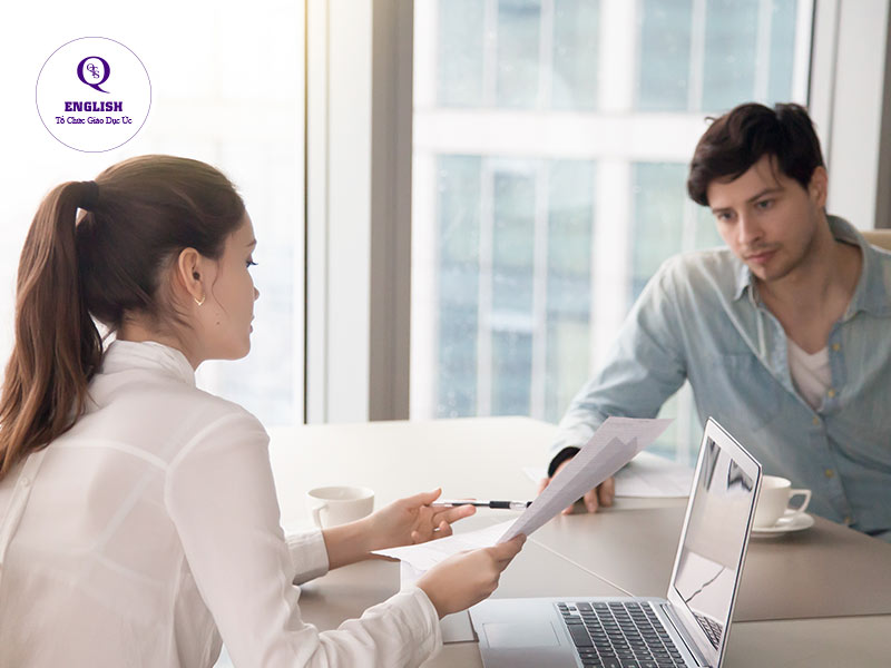 khách hàng quốc tế sẽ rất biết ơn nếu bạn thành thạo giao tiếp tiếng Anh khi tư vấn sản phẩm, dịch vụ cho họ