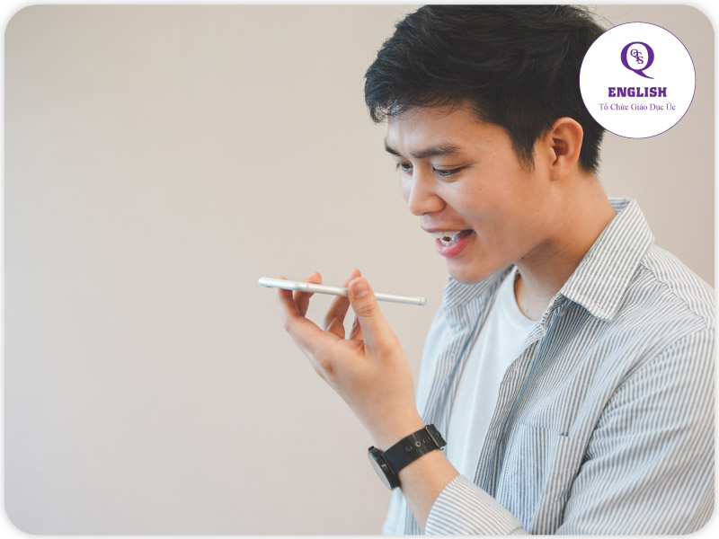 Sử dụng công cụ hỗ trợ trên laptop hoặc điện thoại để học giao tiếp tiếng anh online