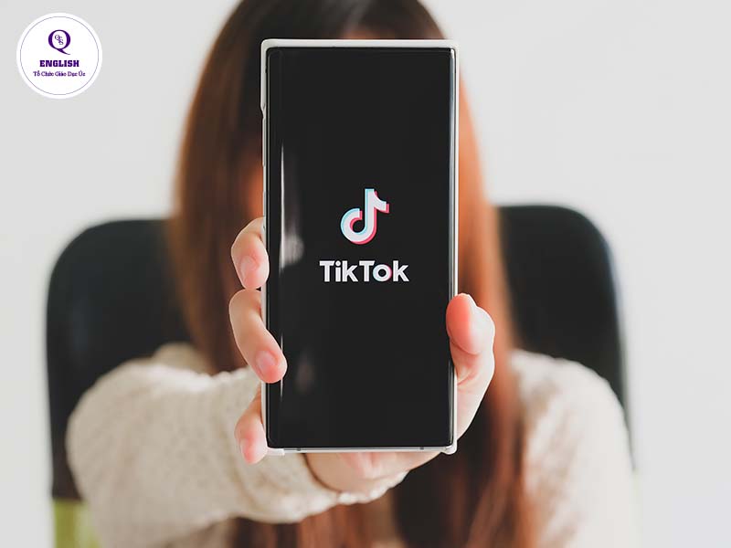 xem review trung tâm tiếng anh cho người đi làm trên mạng xã hội